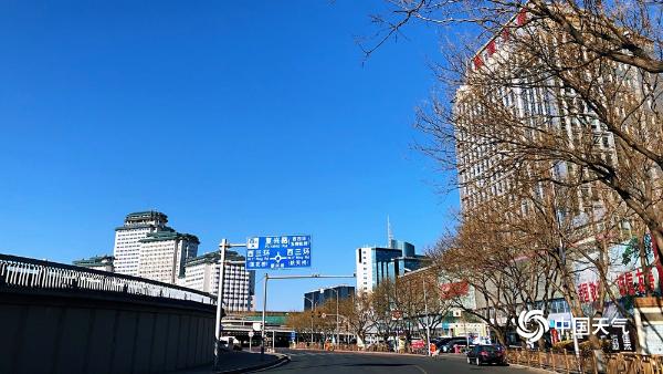 养眼！北京二月第一天蓝天与暖阳相伴 