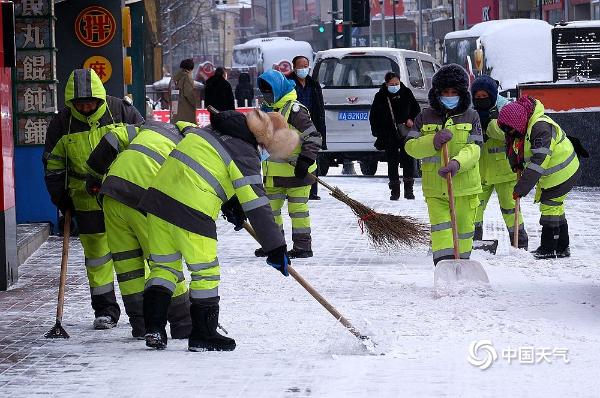 哈尔滨环卫工人浴“雪”奋战保畅通