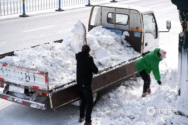 哈尔滨环卫工人浴“雪”奋战保畅通