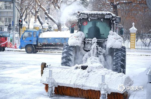 哈尔滨环卫工人浴“雪”奋战保畅通