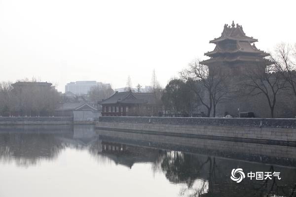 今晨北京部分地区达轻度污染 建筑显朦胧
