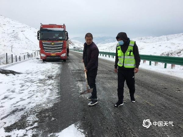 降雪致甘肃碌曲车辆通行受阻 交通部门全力疏导