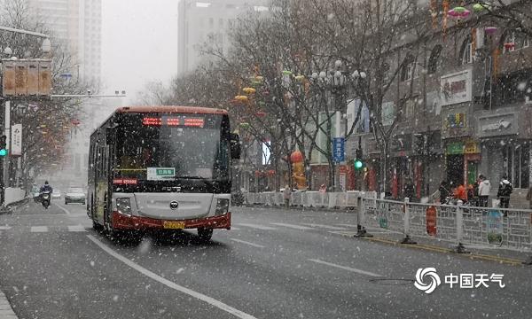 大年初三河北承德街头雪花纷飞  为节日增加浪漫气氛