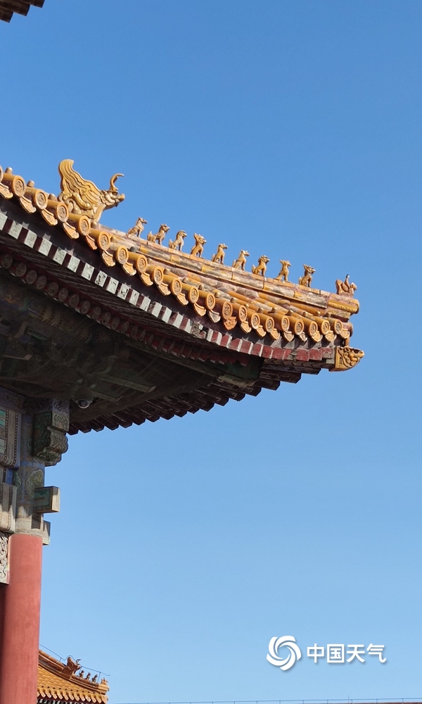 北京天空再现“水晶蓝” 古建筑在蓝天的衬托下尽显中国美