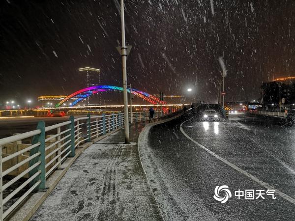 河北承德大年初四遇飞雪 道路湿滑阻出行