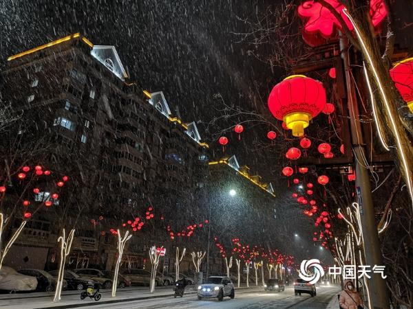 河北承德大年初四遇飞雪 道路湿滑阻出行