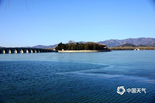 蓝天映碧水 颐和园昆明湖冬景迷人