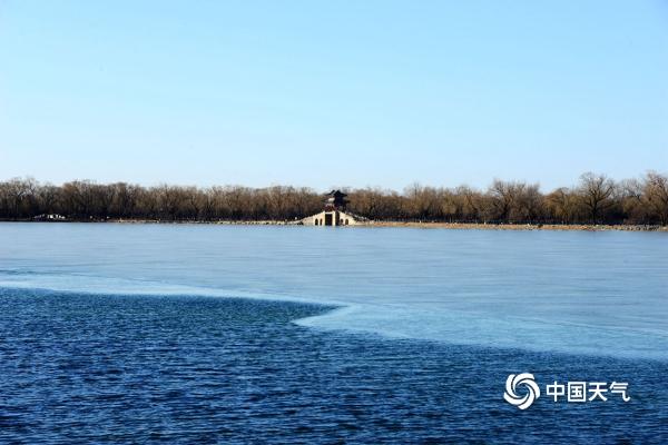 蓝天映碧水 颐和园昆明湖冬景迷人