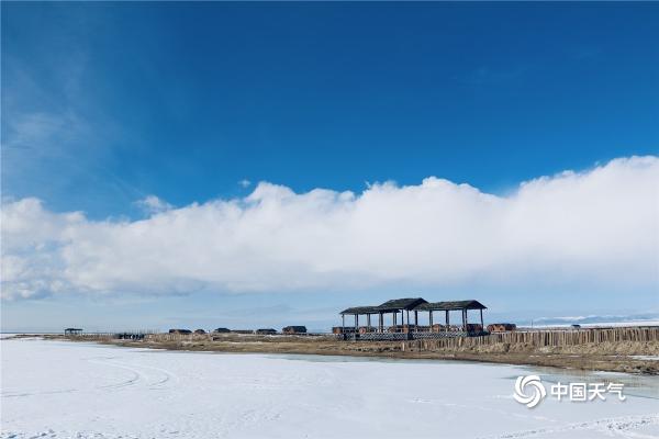 新疆巴里坤县高家湖冰雪相称 蓝天白云美如画