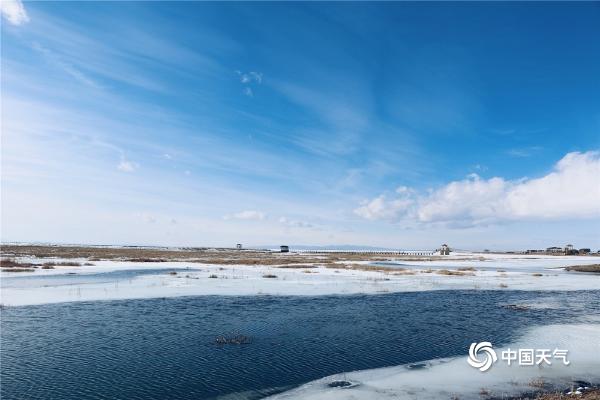 新疆巴里坤县高家湖冰雪相称 蓝天白云美如画