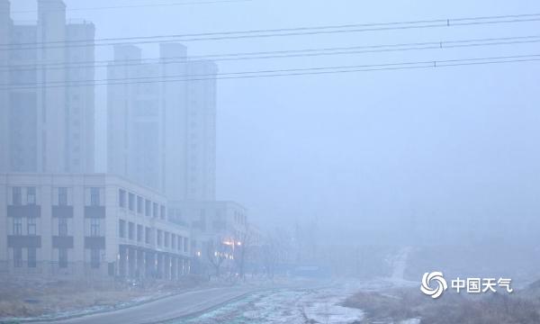 下雪啦！北京延庆雪花飘落 地面和建筑物被积雪覆盖