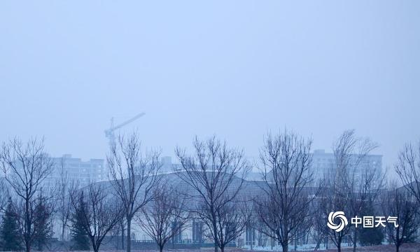 下雪啦！北京延庆雪花飘落 地面和建筑物被积雪覆盖