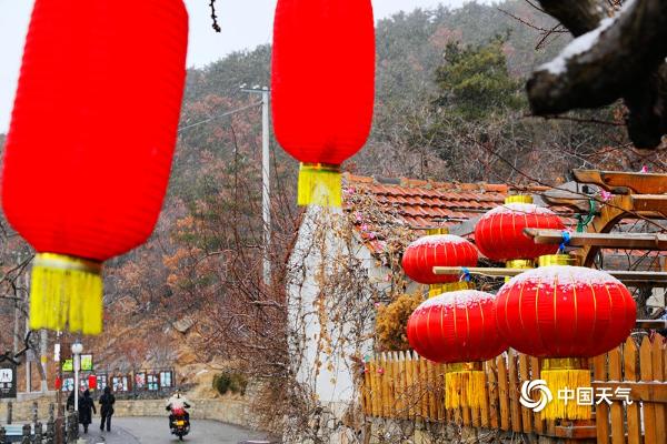 山东威海现降雪 道路湿滑阻交通