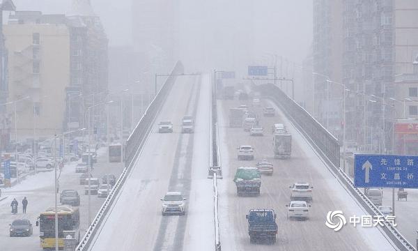 哈尔滨遭遇降雪侵袭 道路积雪能见度差影响交通