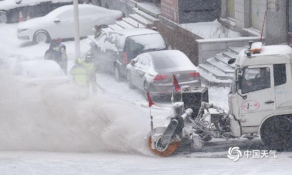 哈尔滨遭遇降雪侵袭 道路积雪能见度差影响交通