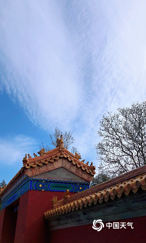 北京蓝天在线与“鱼鳞云”相衬 古建筑尽显中华美