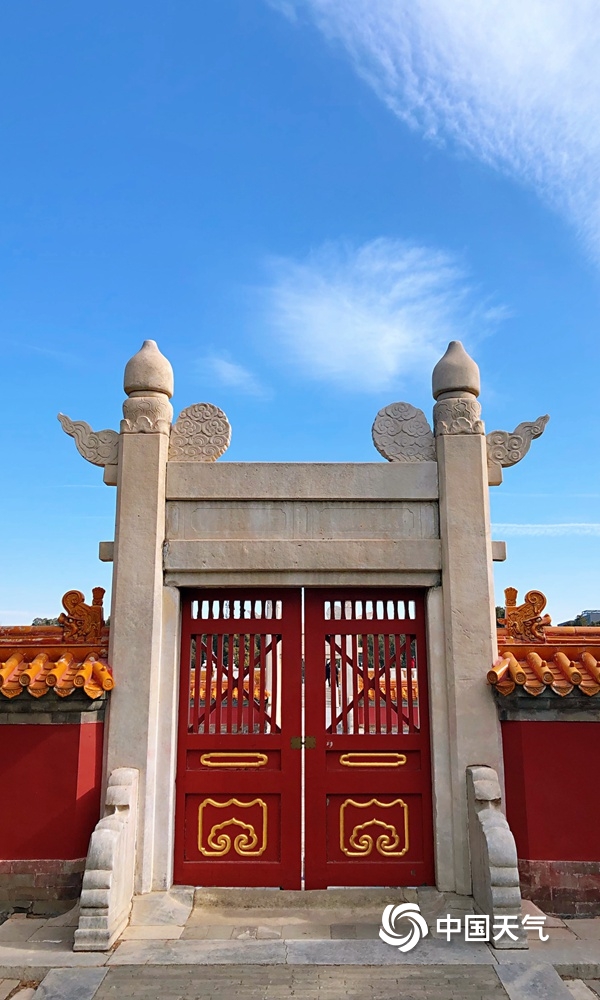 北京蓝天在线与“鱼鳞云”相衬 古建筑尽显中华美