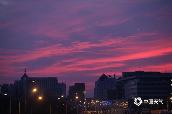 惊艳！北京今晨大片粉色朝霞映红半边天空