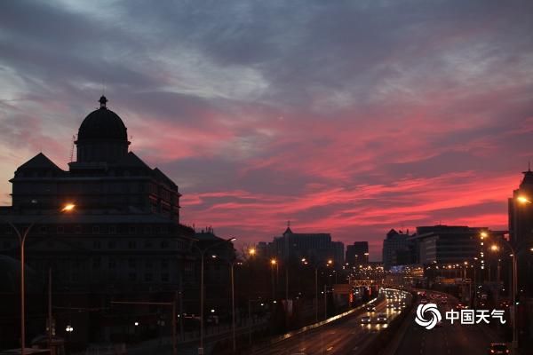 惊艳！北京今晨大片粉色朝霞映红半边天空