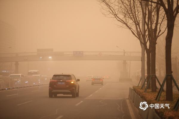 实拍北京沙尘：天空昏黄空气严重污染