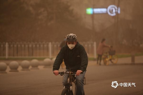 实拍北京沙尘：天空昏黄空气严重污染