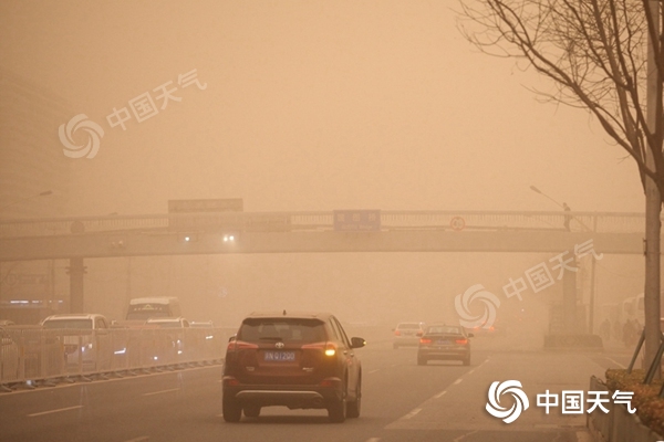 北京遭遇沙尘暴侵袭！今天傍晚减弱16日或将出现沙尘回流