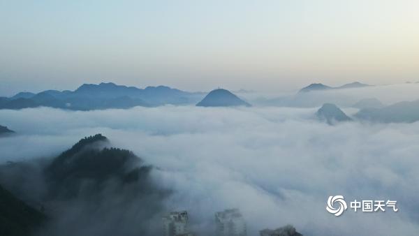 贵州铜仁云雾缭绕 城市如入仙境