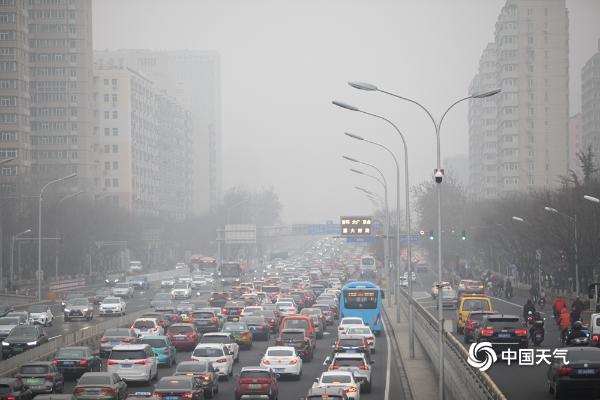 北京今晨能见度不佳 早高峰部分路段交通拥堵