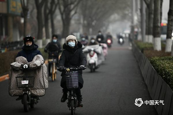北京今晨能见度不佳 早高峰部分路段交通拥堵