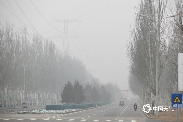 今晨大雾“锁”京城 天空灰蒙蒙能见度不佳