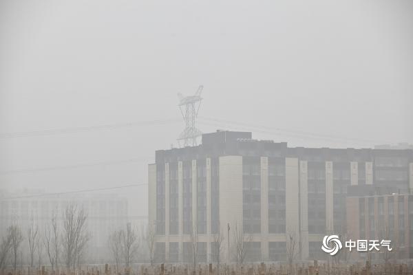 今晨大雾“锁”京城 天空灰蒙蒙能见度不佳