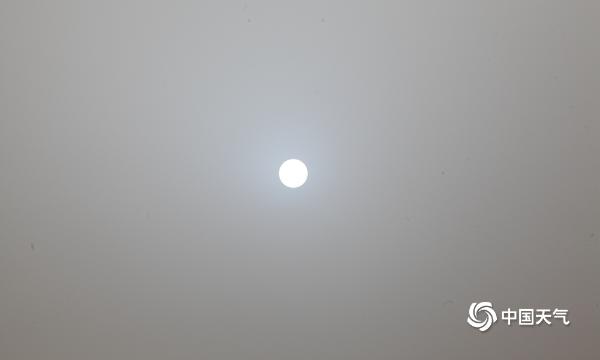 太阳又变蓝了？受沙尘影响 北京上空再现火星同款“蓝太阳”