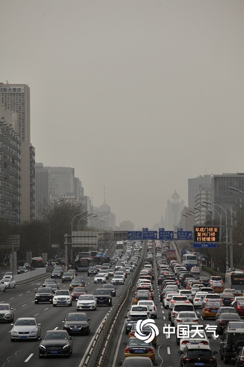 沙尘回流继续影响北京 部分地区空气质量达中度污染