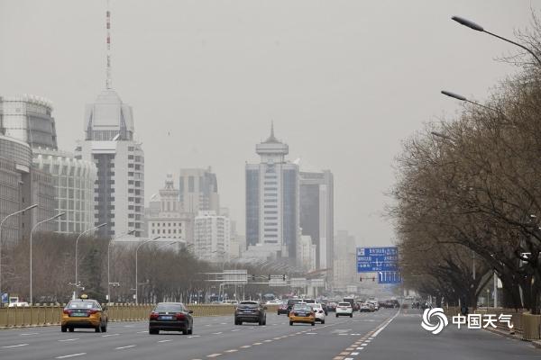 北京沙尘回流多区严重污染 天空灰蒙蒙