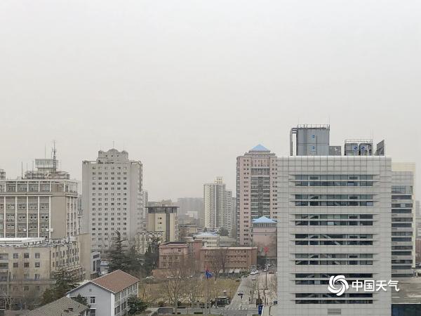 北京沙尘回流多区严重污染 天空灰蒙蒙