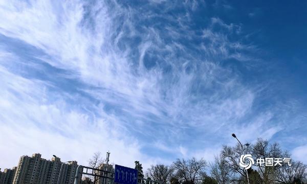 抬头看！北京蓝天重现 凤尾云如油画大师的神来之笔