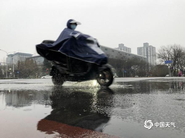 北京今晨小雨霏霏扰交通 空气质量得改