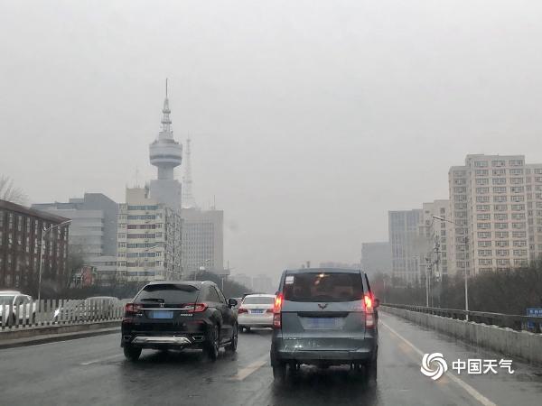 下班带伞！北京小雨洒落路面湿滑 晚高峰出行注意安全
