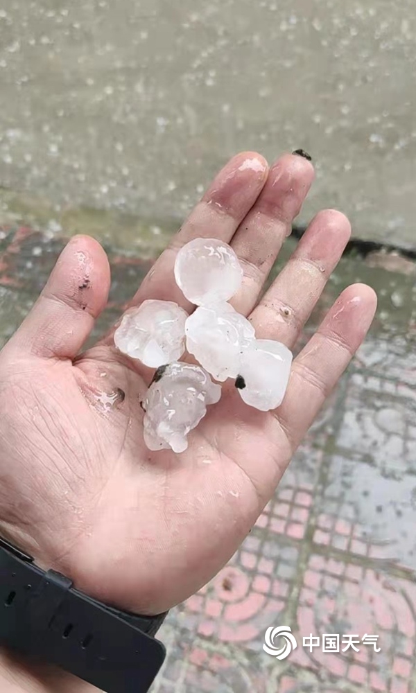 贵州石阡县出现强对流天气 多地降下冰雹最大直径达3厘米