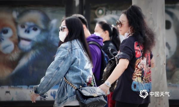 北京气温飙升至24℃体感微热 街头行人换上短袖