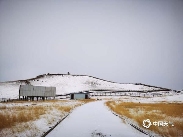 甘肃乌鞘岭出现降雪 居民出行受到影响