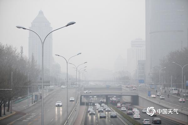 灰蒙蒙！今晨北京能见度不佳 出行做好防护措施