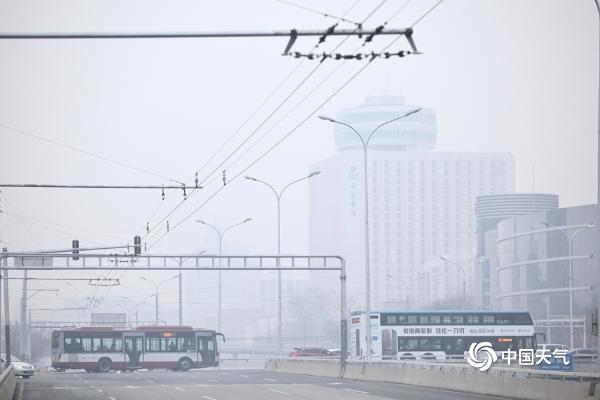 灰蒙蒙！今晨北京能见度不佳 出行做好防护措施