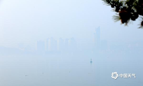 山东威海出现雾和霾天气 能见度较低建筑物若隐若现