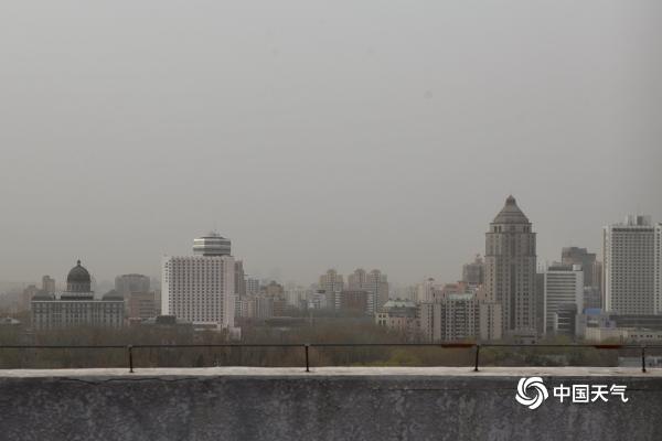 浮尘又起！北京北部西部现轻度浮尘 天空灰蒙蒙