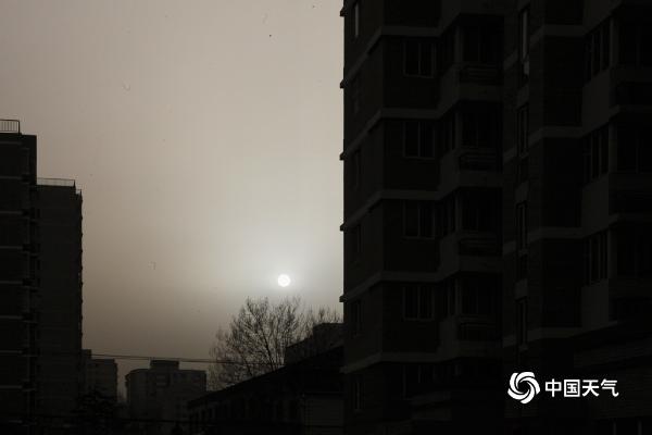 浮尘又起！北京北部西部现轻度浮尘 天空灰蒙蒙