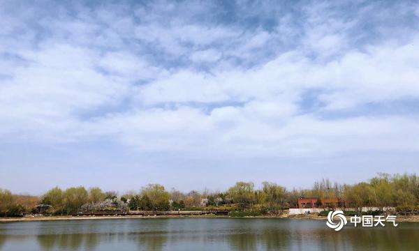 北京北坞公园午后现蓝天 一派春日风光美不胜收