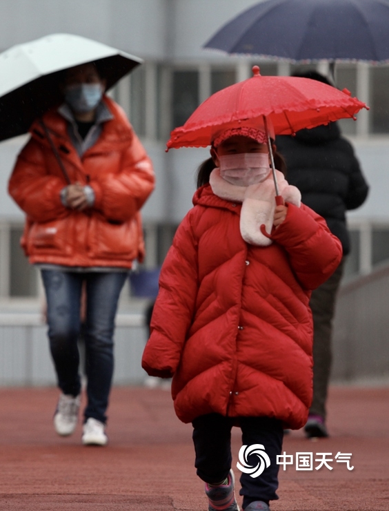 今晨北京小雨淅沥气温下降 市民撑伞出行