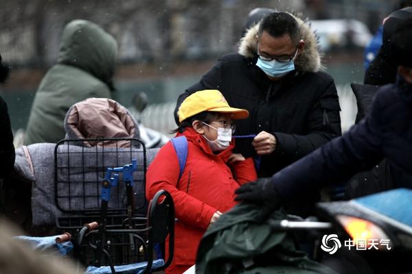 北京开学首日雨雪阻交通