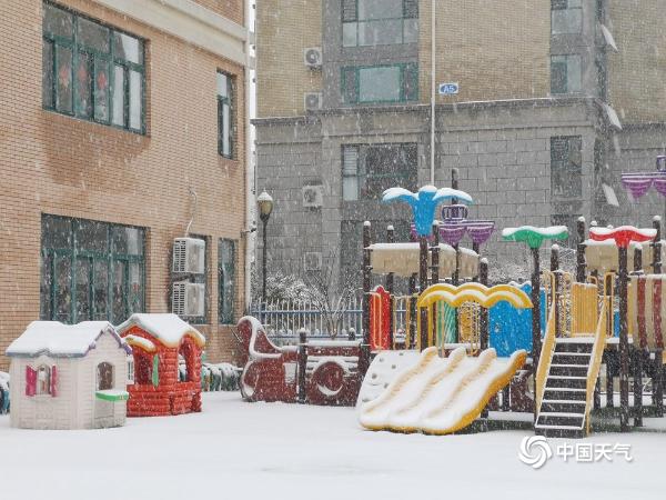 开学首日山东烟台遇降雪 市民冒雪出行道路拥堵严重